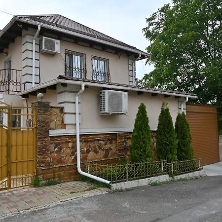 Bright And Cozy Home With Personal Terrace تشيسيناو المظهر الخارجي الصورة