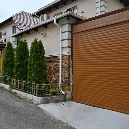 Bright And Cozy Home With Personal Terrace تشيسيناو المظهر الخارجي الصورة