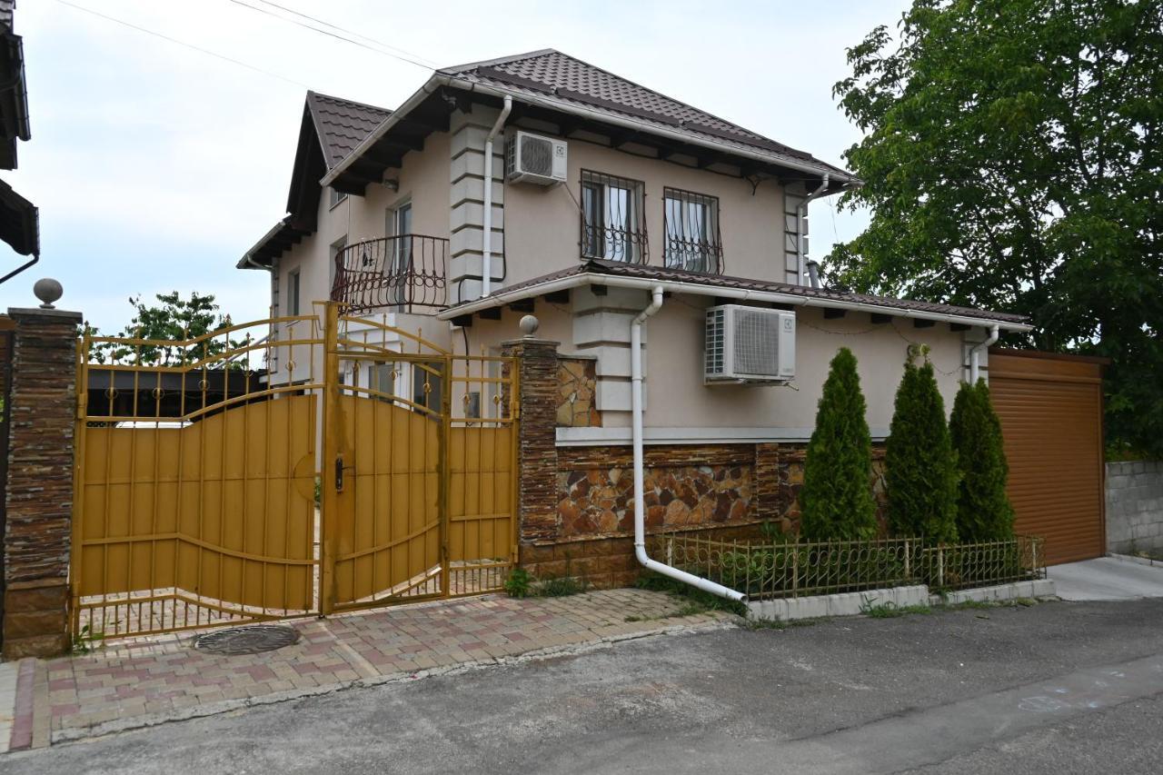 Bright And Cozy Home With Personal Terrace تشيسيناو المظهر الخارجي الصورة